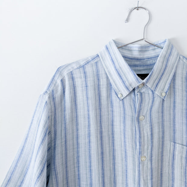 Close up of Button-Down Collar on Harry Rosen XL blue/white vertical stripe linen short sleeve button-down shirt.