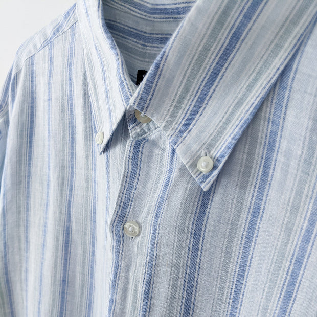 Close up of Button-Down Collar on Harry Rosen XL blue/white vertical stripe linen short sleeve button-down shirt.