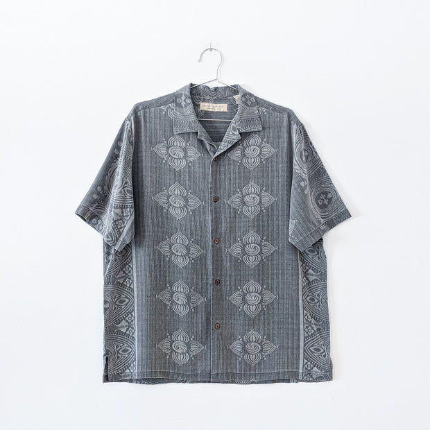 Island Republic Grey Silk Button-up Hawaiian Short Sleeve Shirt. Men’s Large. Dark Grey, Light Grey Floral Diamond Print.