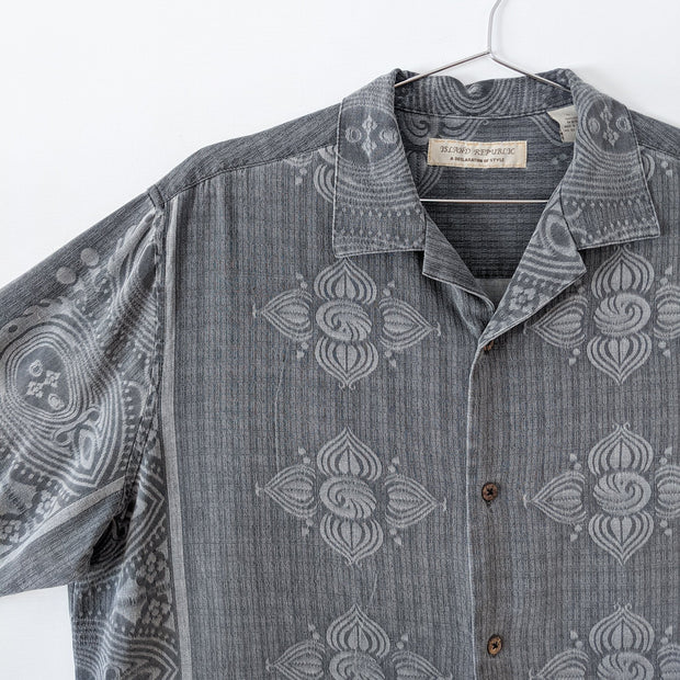 Island Republic Grey Silk Button-up Hawaiian Short Sleeve Shirt. Men’s Large. Light Grey Floral Diamond Print