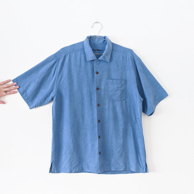 Tommy Bahamas Blue Silk Button-up Hawaiian Short Sleeve Shirt. Men’s Medium. Brown Buttons, Collar, Chest Pocket. Sleeve Width.