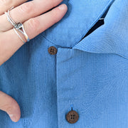 Tommy Bahamas Blue Silk Button-up Hawaiian Short Sleeve Shirt. Men’s Medium. Small Dark Brown Button Under the Collar.