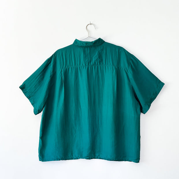 Teal/Green Vintage Silk Button-up Short Sleeve Shirt, Jessia Young 2X. Back of Shirt. Vintage Clothing in Canada.