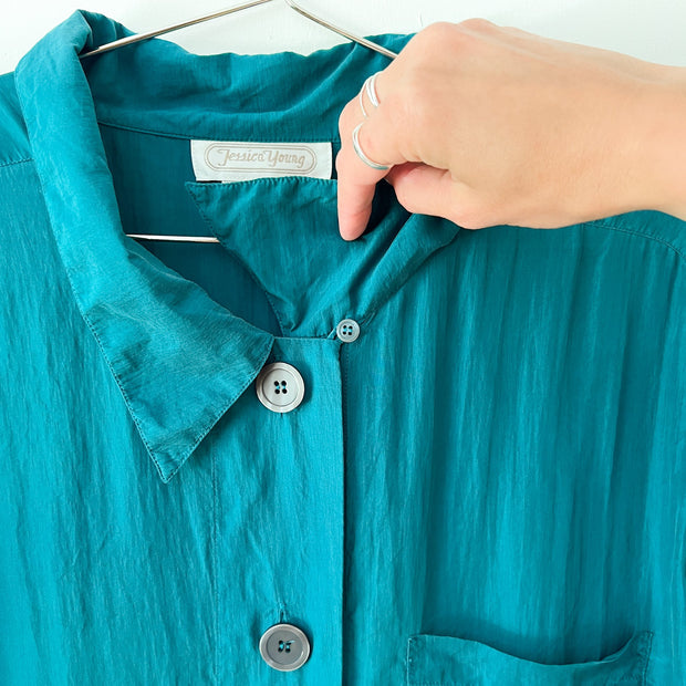 Teal/Green Vintage Silk Button-up Short Sleeve Shirt. Jessia Young 2X. Close up of Small Button Under Collar.