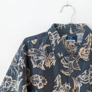 725 Originals Vintage 90’s Button-up Short Sleeve Hawaiian Shirt, Blue/Grey, Cream Tropical Print. Close-up of Shoulder/Collar.