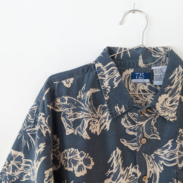 725 Originals Vintage 90’s Button-up Short Sleeve Hawaiian Shirt, Blue/Grey, Cream Tropical Print. Close-up of Shoulder/Collar.