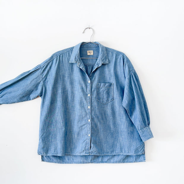 GAP Button-up Blue Denim Chambray Shirt. GAP Oversize Cocoon in Medium Indigo 21, Women’s XS. Arm showing Drop-Shoulder.