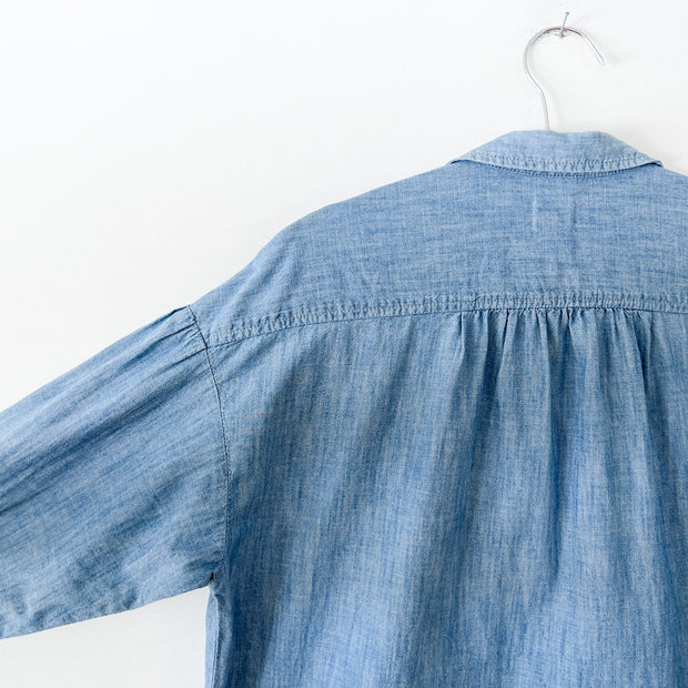 Close-up of Back, Drop Shoulder, GAP Button-up Blue Denim Chambray Shirt. GAP Oversize Cocoon in Medium Indigo 21, Women’s XS.