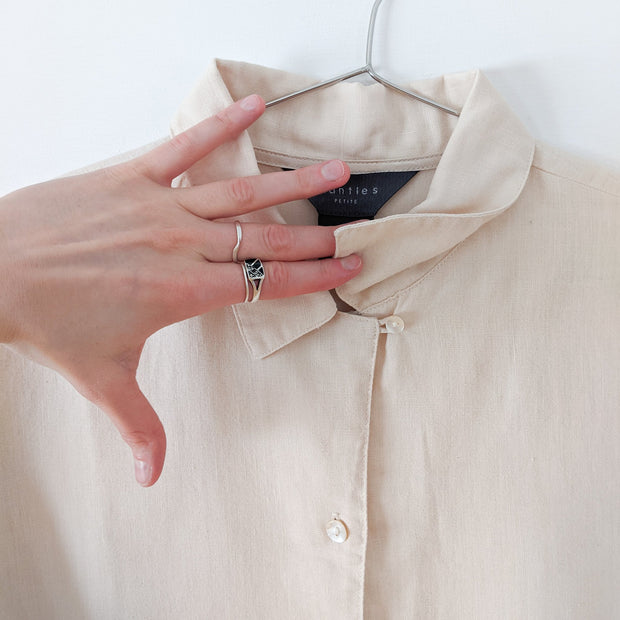 Vintage Mantles Petite Linen Button-up Long Sleeve Shirt, Pale Yellow/Cream. Showing the Hidden Button Under the Collar.