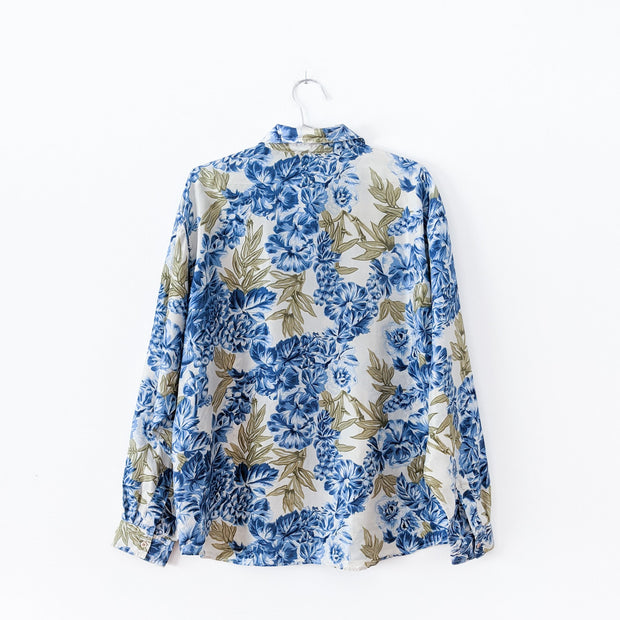 Vintage Jessie Blue Floral Button-up Long Sleeve Shirt. Women’s XL. Blue Flowers, Green Leaves, Off-White Background. Back.