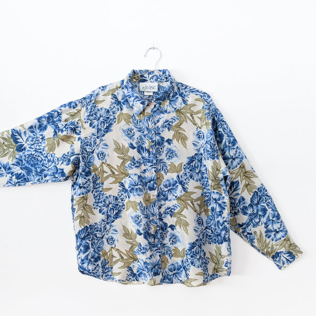 Vintage Jessie Blue Floral Button-up Long Sleeve Shirt. Women’s XL. Blue Flowers, Green Leaves, Off-White Background. Arm.