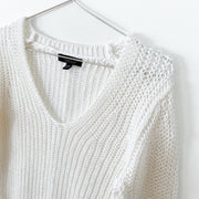 Close up of Hallow White Linen Sweater V-Neckline. Banana Republic Women’s Medium, CHNKY LNN V V-Neck Sweater, Italian Linen.