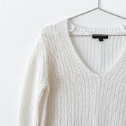 Loose-Knit White Italian Linen Sweater, Close-up, Banana Republic Women’s Medium, CHNKY LNN V, V-Neck Sweater. White/Ivory.