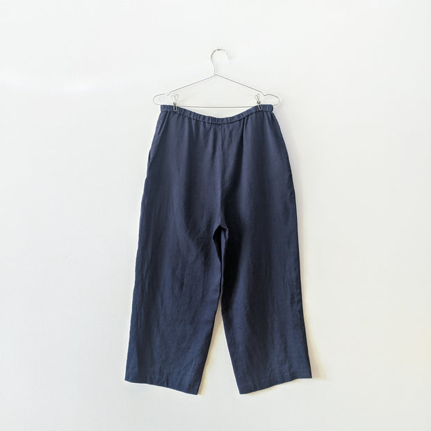 Navy ramie cropped pant, back of pants.