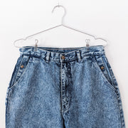 High-Waisted Vintage Hoko Jeans, Acid Wash Blue Denim, Women’s 32. Close-up of Double Front pockets with Brass Button.