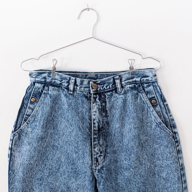 High-Waisted Vintage Hoko Jeans, Acid Wash Blue Denim, Women’s 32. Close-up of Double Front pockets with Brass Button.