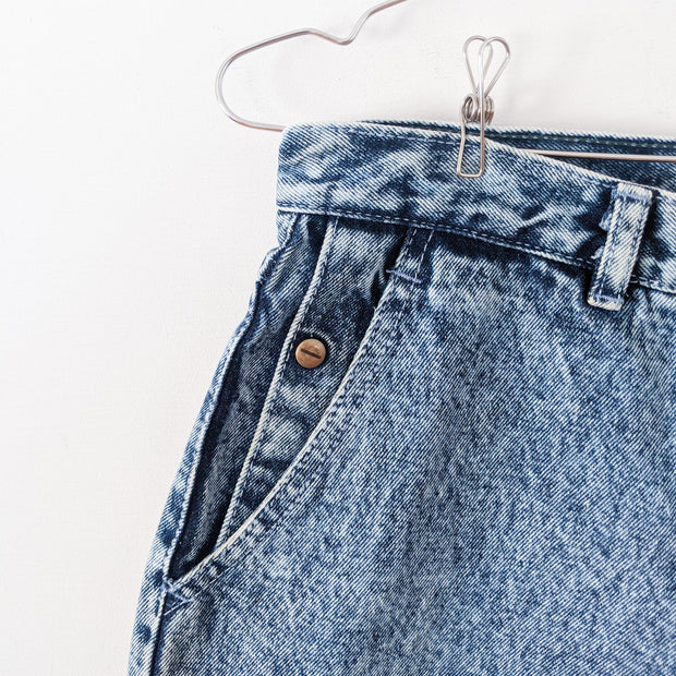 High-Waisted Vintage Hoko Jeans, Acid Wash Blue Denim, Women’s 32. Close-up of Double Front Pocket with Brass Button. Canada.