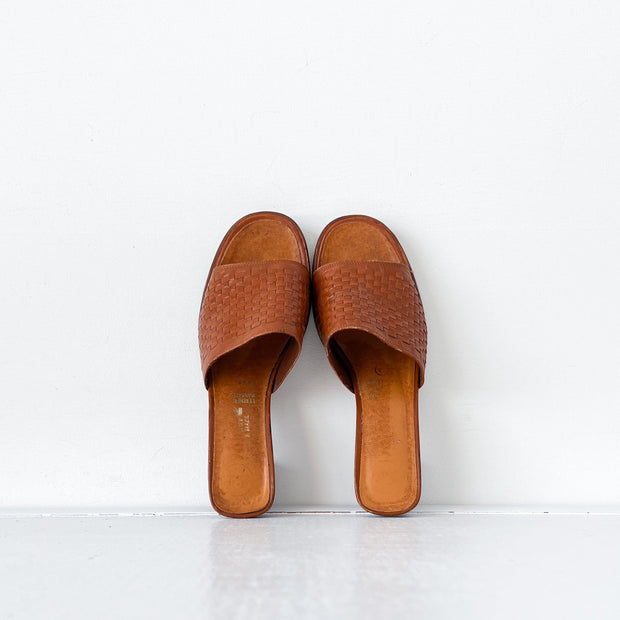 Top View of Woven Vintage Leather Heeled Mule Sandal. Women’s Brazilian-made Leather Sandal, Brown/Orange/Tan.