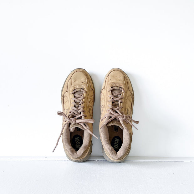 Saucony Grid Chunky Tan Leather Sneaker. Monochrome Tan Walking Shoe, Top View with Laces Tied. Fold and Fray in Canada.