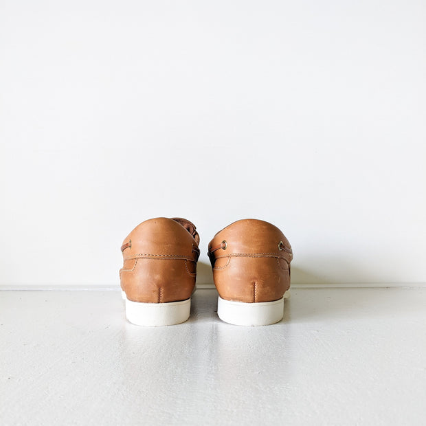 New Balance Tan/Brown Leather Boat Shoe with White Vibram Sole. Men’s 9, Made in U.S.A. Back Heels. Fold and Fray in Canada.