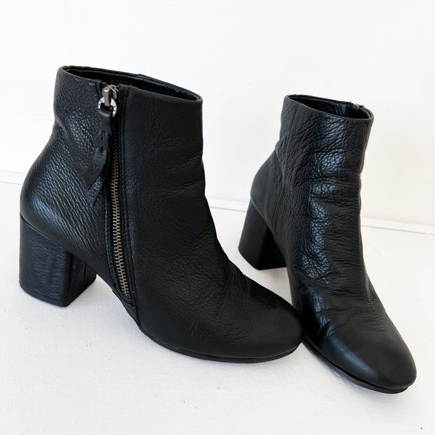 Splendid Black Leather Black-Heel Ankle Boots with Silver Side Zipper, Emu Soles, SIlver Side Zipper and Leather Pull-Tab. Size 8.