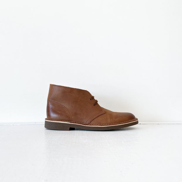 Clarks Chukka Brown Leather Desert Boot, Style 15522 Men’s 8.5. Lace-up, Two Eyelet, Gum Sole, Red-Brown Leather. Side View.