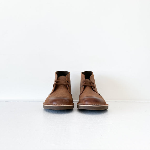 Clarks Chukka Brown Leather Desert Boot, Style 15522. Two Eyelets, Brown Laces, Gum Sole, Red-Brown Leather. Front View.