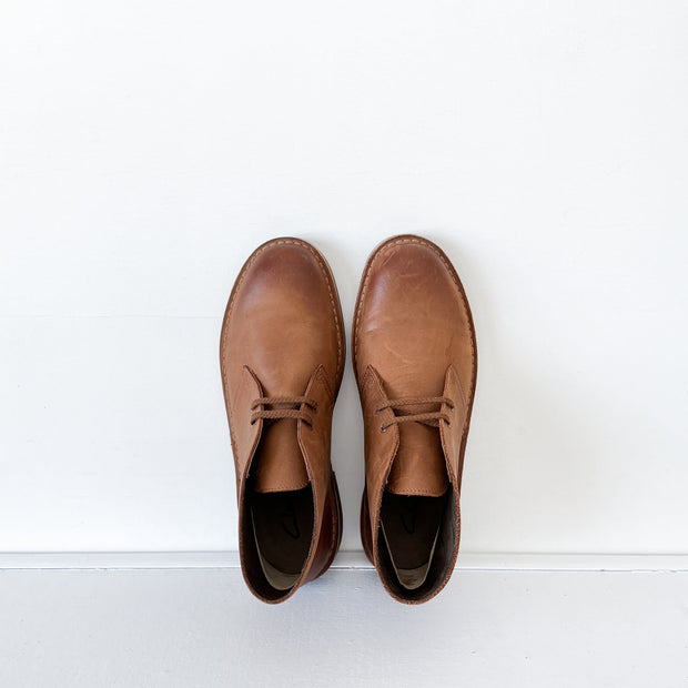 Clarks Chukka Brown Leather Desert Boot, Style 15522, Mens 8.5. Top View, Darker Red-Brown at Toe, Rounded/Almond Toe.