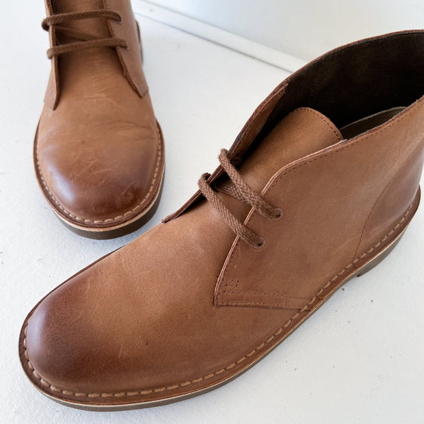 Clarks Men’s Desert Shoe, Brown Leather Chukka Lace-up Ankle Boot. Two Eyelet. Darker Brown at Toe, Smooth Leather. Size 8.5.