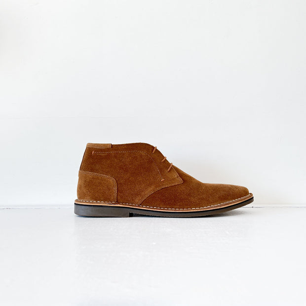 Steve Madden Chukka Hacksaw Desert Boot Mens Size 17 Shoe. Side View, Warm Brown/Tan Suede Leather. Three Eyelet, Gum Sole.